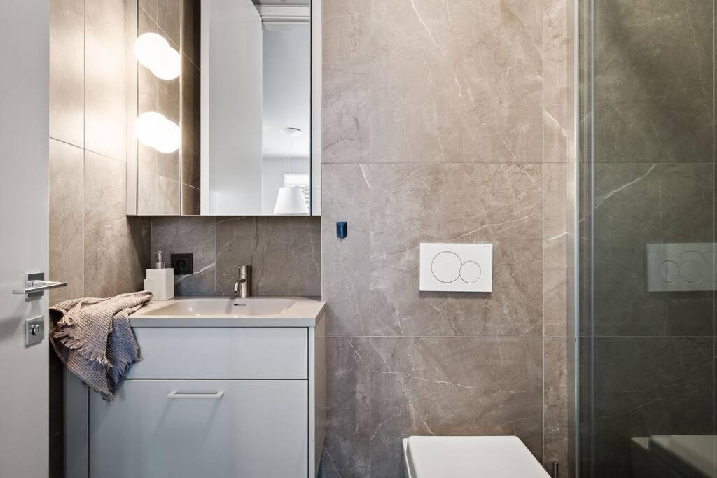 Private Lux 2Br & 2Ba City Center With Free Parking Reykjavik Exterior photo